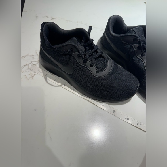 NIKE Running Shoes. Black, Size 5 - Picture 7 of 15
